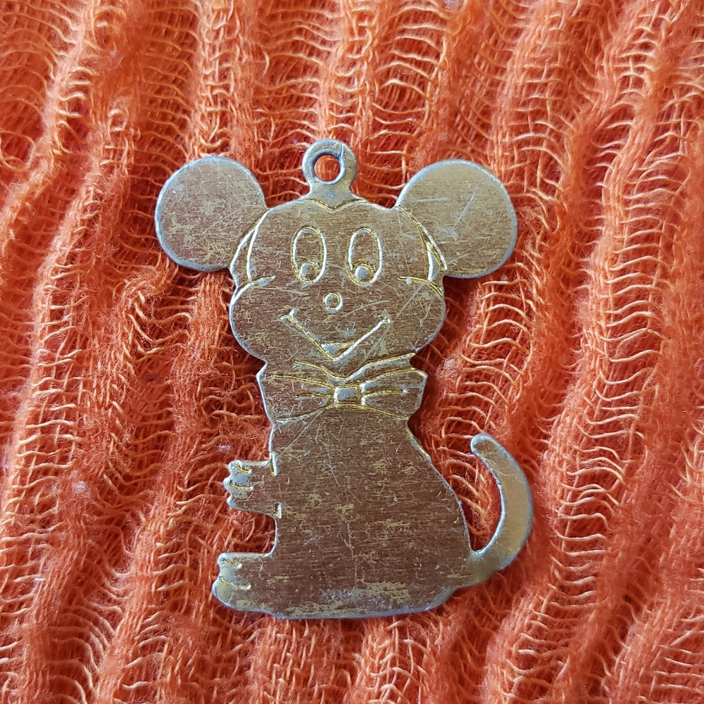 Vintage lightweight mouse pendant gold 1.5" tall